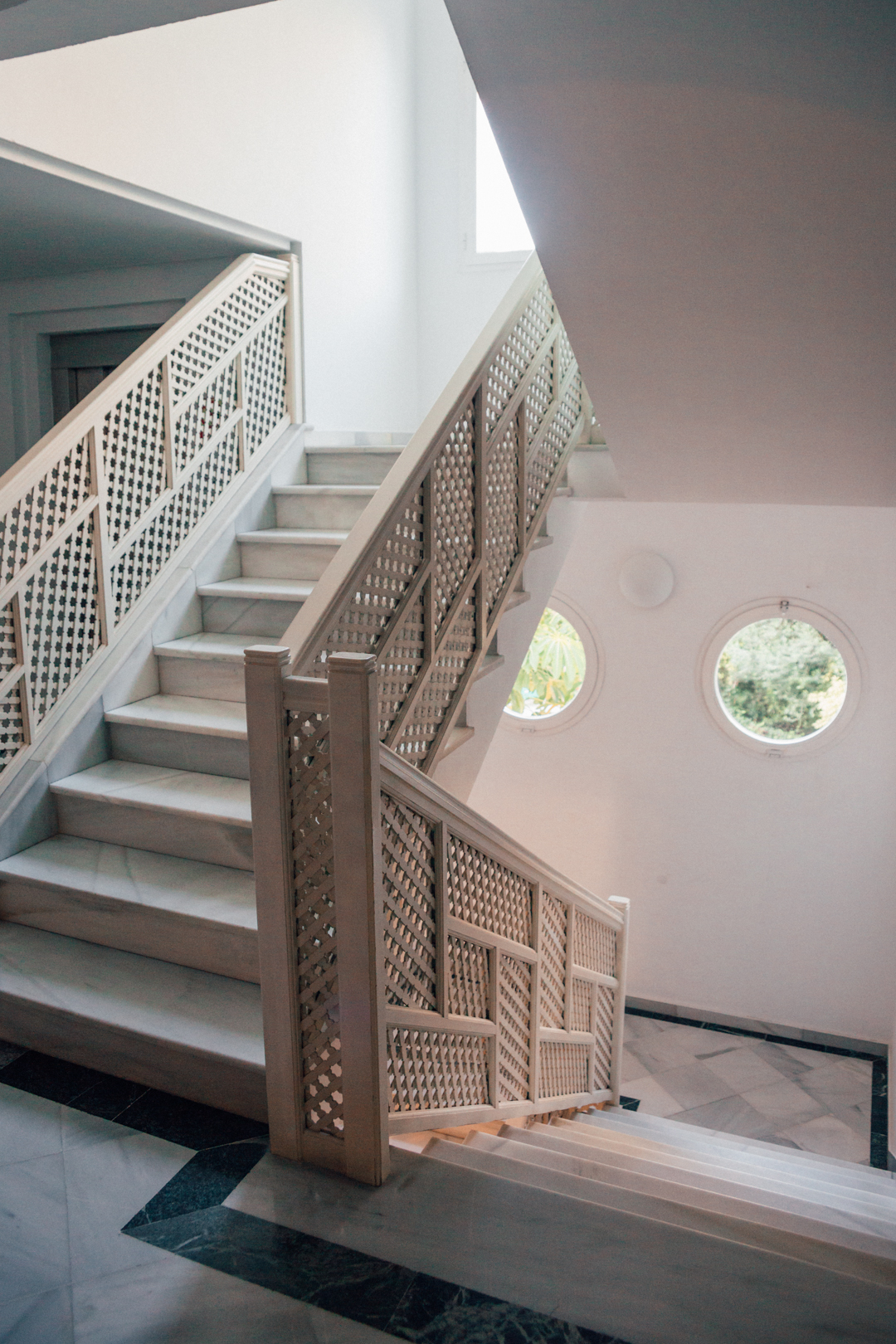 Stairs leading to the rooms, there are also two lifts. Aparthotel Monarch Sultan, Marbella