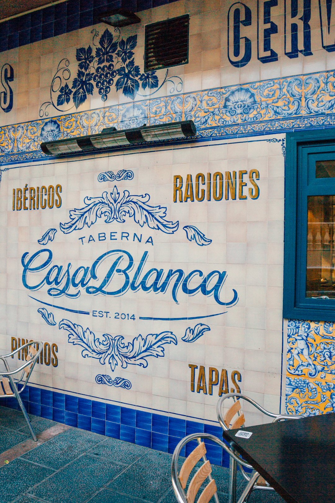 the outsdide tile decor of Taverna Casa Blanca in Marbella, Spain